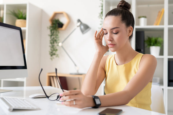 Common causes of migraines including stress, poor sleep, and dehydration