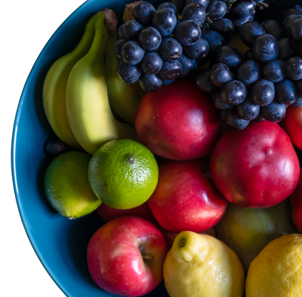 A colorful plate of low-glycemic foods including leafy greens, quinoa, berries, and grilled salmon, promoting stable blood sugar and weight management.