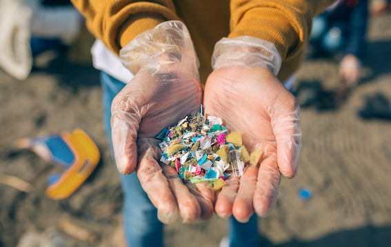 Infographic highlighting sources of microplastics in food and tips to reduce plastic consumption for better health