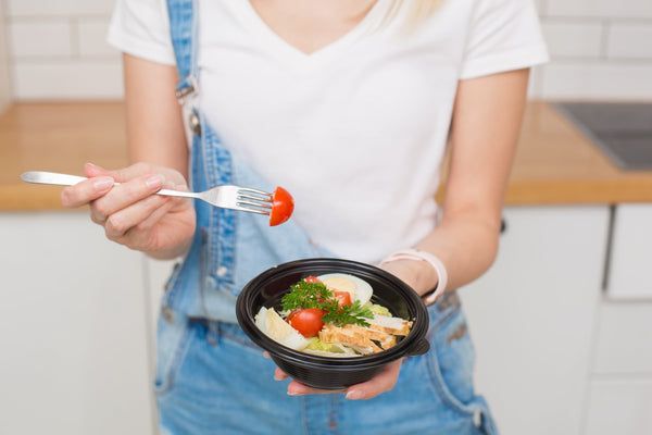 Illustration of four nutrition tips to manage PCOS, including balanced meals, high-fiber foods, lean proteins, and reduced sugar intake.